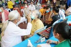 Les médecins vietnamiens offrent des médicaments aux Laotiens