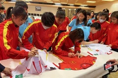 L'équipe nationale de football féminin chaleureusement accueillie à Paris