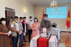 La communauté vietnamienne en Mongolie fait des dons pour soutenir la lutte contre le COVID-19