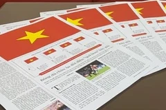 Des journaux impriment un drapeau pour marquer le 45e anniversaire de la réunification du pays