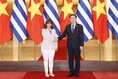 Le président de l'AN Vuong Dinh Hue rencontre la présidente grecque Katerina Sakellaropoulou