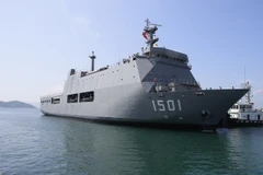 Un navire de la Marine birmane au port de Cam Ranh