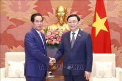 Le président de l'Assemblée nationale Vuong Dinh Hue reçoit le maire de Phnom Penh