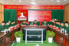 Des gardes-frontières vietnamiens et chinois s'entretiennent en ligne