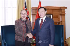 Le président de l’AN Vuong Dinh Hue rencontre des responsables néo-zélandais