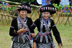 Honorer la beauté des costumes traditionnels des ethnies minoritaires dans la région Nord