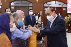 Le président Nguyên Xuân Phuc offre des cadeaux du Têt aux ménages pauvres de Da Nang