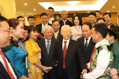 Le secrétaire général du Comité central du Parti Nguyen Phu Trong et des délégués à la Conférence culturelle nationale pour mettre en œuvre la Résolution du 13e Congrès national du Parti, le 24 novembre 2021. Photo: VNA