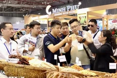Des visiteurs à l'exposition internationale des produits aquatiques 2024. Photo: VNA
