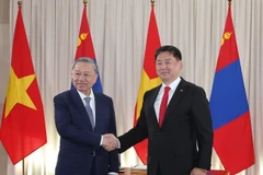 Le secrétaire général du Comité central du Parti communiste du Vietnam et président vietnamien To Lam (gauche) et le président mongol Ukhnaagiin Khurelsukh, le 30 septembre à Ulan Bator. Photo: VNA