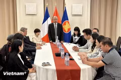 L'ambassadeur du Vietnam en France Dinh Toan Thang à la réunion avec des représentants d'associations vietnamiennes de diverses villes françaises, notamment Paris, Bordeaux, Lyon, Marseille et Grenoble. Photo: VNA