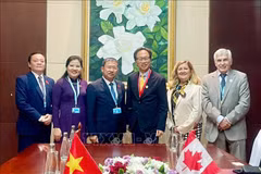 Le président de la Commission des relations extérieures de l'Assemblée nationale du Vietnam, Vu Hai Ha, (3e gauche) rencontre le sénateur canadien Yuen Pau Woo (3e, droite). Photo: VNA