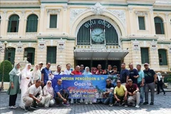 Des touristes étrangers visitent la Poste centrale, une destination touristique célèbre de Hô Chi Minh-Ville. Photo: VNA