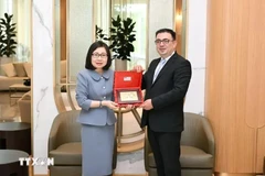 La directrice générale adjointe de la VNA Doan Thi Tuyet Nhung et le président du Conseil d'administration de l'Agence de presse nationale azerbaïdjanaise (AZERTAC), Vugar Aliyev. Photo: VNA