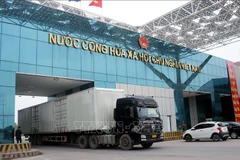 Un véhicule transportant des marchandises au poste frontalier de Mong Cai (Vietnam). Photo : VNA 