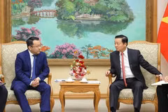 Le vice-Premier ministre Tran Hong Ha (droite) reçoit Gan Jiayue, PDG du groupe chinois Geely Auto, le le 23 septembre à Hanoï. Photo: VNA