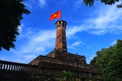 Exploration de sept tours du drapeau du Vietnam
