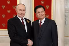 Le président lao Thongloun Sisoulith (droite) et son homologue russe Vladimir Poutine, le 9 mai à Moscou. Photo: AFP/VNA