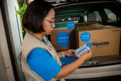 L'UNICEF achemine en urgence 80.000 comprimés de purification d'eau ainsi que 4.000 litres d'eau à Thai Nguyen et Lao Cai. Photo: UNICEF