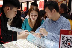 La vente et l'achat de l’or à la société Bao Tin Minh Chau. Photo : VNA