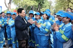 Le Premier ministre Pham Minh Chinh rend visite et adresse ses voeux du Tet à des ouvriers d'assainissement. Photo: VNA