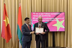 L'ambassadeur du Vietnam en Biélorussie Nguyen Van Ngu (gauche) remet des satisfecit à des Biélorusses ayant de nombreuses contributions au renforcement de l'amitié entre les deux pays. Photo: VNA