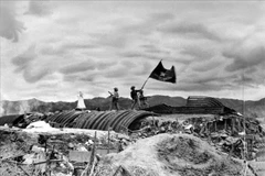 Le drapeau de l'Armée vietnamienne flotte au sommet du tunnel de commandement du général français De Castries dans l'après-midi du 7 mai 1954, marquant la victoire complète de la campagne de Dien Bien Phu. Photo d'archives : VNA