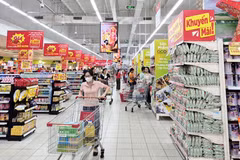 Des personnes font des achats dans un supermarché Go à Bac Giang. Photo: baobacgiang.vn