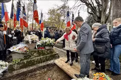 Des amis rendent hommage à Madeleine Riffaud. Photo: VNA