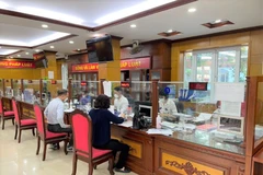 Des habitants effectuent des procédures administratives au bureau d'enregistrement foncier de Hanoï, dans l'arrondissement de Thanh Xuan. Photo : qdnd.vn