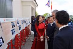 La vice-ministre des Affaires étrangères Nguyen Minh Hang présente l'exposition aux amis étrangers. Photo: VNA