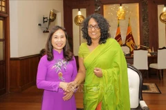La Première ministre sri lankaise Hasini Amarasuriya (droite) reçoit l'ambassadrice du Vietnam au Sri Lanka, Trinh Thi Tam, le 3 octobre à Colombo. Photo: VNA