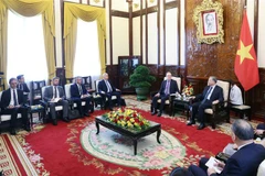 Le président To Lam reçoit l'ambassadeur de Russie au Vietnam, Gennady Bezdetko, le 17 juin à Hanoï. Photo: VNA