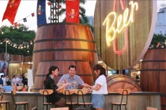 Des visiteurs dégustent de la bière lors du Festival culturel et gastronomique Vietnam - Belgique 2023. Photo: VNA