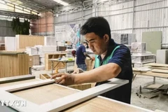 Production de meubles dans la société Manh He Furniture à Hô Chi Minh-Ville. Photo: VNA