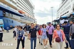 Les croisiéristes internationaux arrivent au port de croisière international d’Ha Long. Photo : VNA