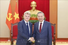 Le secrétaire général du Parti communiste du Vietnam, Tô Lâm (droite), et le secrétaire national du Parti communiste français, Fabien Roussel. Photo: VNA