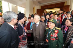 Le secrétaire général du PCV Nguyen Phu Trong rencontre des intellectuels, hommes d'affaires, figures illustres des minorités ethniques, le 18 décembre 2017. Photo: VNA