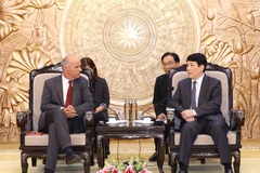 Le permanent du Secrétariat du Comité central du PCV, Luong Cuong (droite), reçoit le secrétaire général du Parti communiste portugais, Paulo Raimundo, le 16 août, à Hanoï. Photo: VNA