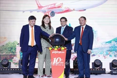 Le Premier ministre Pham Minh Chinh (2e à partir de la droite) à la cérémonie d'ouverture de la ligne entre Daegu et Nha Trang. Photo: VNA