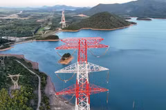Construction des pylônes électriques les plus hauts de la ligne 500 kV du circuit 3