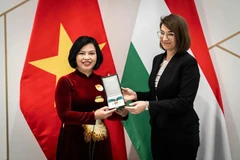 La secrétaire d'État aux relations bilatérales, Illés Boglárka, remet l'Ordre du Mérite hongrois à l’ambassadrice du Vietnam en Hongrie, Nguyen Thi Bich Thao (droite). Photo: VNA