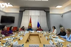 Séance de travail entre la délégation de l'Union des femmes vietnamiennes et des représentants du mouvement public "Union des femmes de Russie - Espoir de la Russie" et du Comité de la Douma d'État pour la protection de la famille, les questions de paternité, de maternité et d'enfance. Photo: VOV