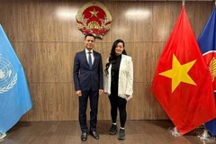 L'ambassadeur Dang Hoang Giang et Amanda Nguyen. Photo: VNA