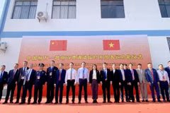 Les délégués à la cérémonie d'ouverture de deux voies de transport transfrontalières temporaires entre la Chine et le Vietnam. Photo: journal de Ha Giang