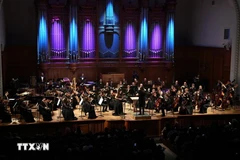 L'Orchestre symphonique académique d'État de Moscou (MGASO), interprète une composition de Le Tu Minh. Photo: VNA