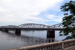 Mise en oeuvre du projet de planification des deux rives du fleuve Huong 