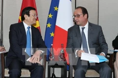 Le président Truong Tan Sang rencontre son homologue français François Hollande