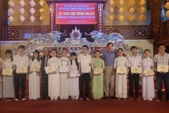 Plus de 200 bourses Odon Vallet pour des jeunes de Thua Thiên-Huê