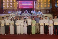 Plus de 200 bourses Odon Vallet pour des jeunes de Thua Thiên-Huê